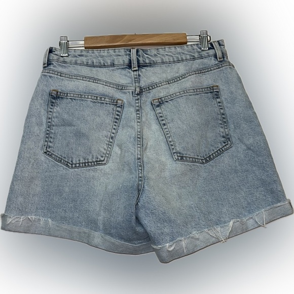 H&M Women’s Mom Comfort High
Denim Shorts Size 10 Supersoft Distressed 5 Pockets - Picture 14 of 14